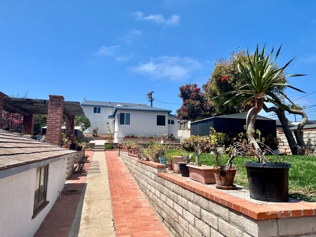 Building Photo - Charming 2 Bed / 2 Bath Coastal Retreat with Ocean Views in Ocean Beach