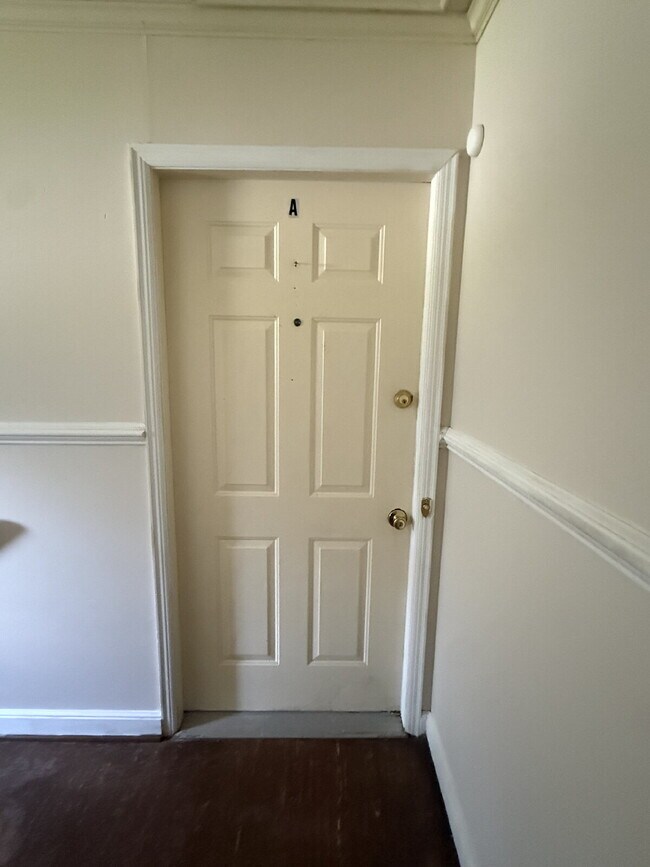 2 Bedroom 1 Bathroom Apartment in Madison Heights with off street parking.