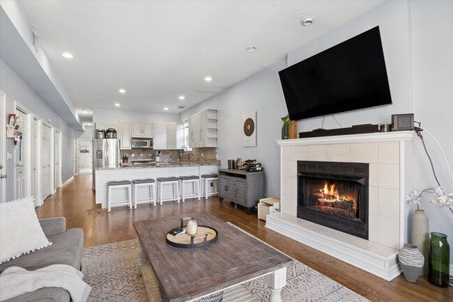 Photo - 323 W Schiller St