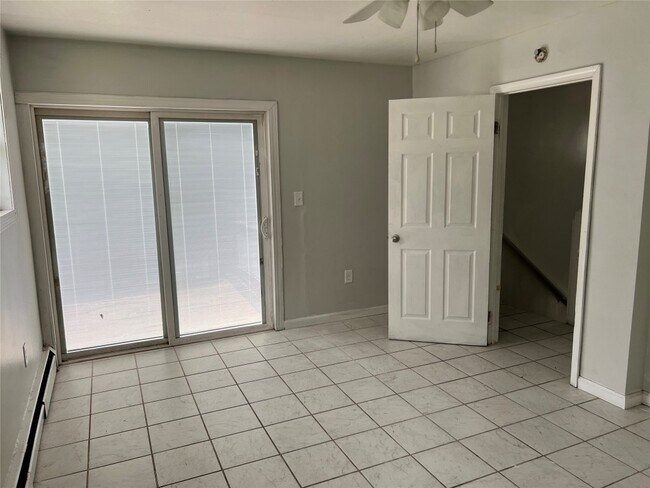 Photo - 180 Hawley St