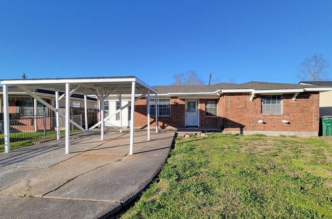 Building Photo - REMODELED/ UPDATED 4 BEDROOM 2 BATH WITH C... Rental