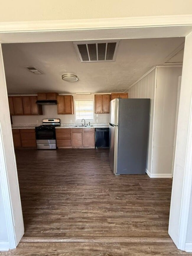 Photo - Simple & Comfortable 3 Bedroom Home in Iowa, LA with Large Yard!