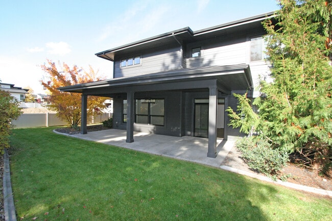 Photo - 713 W Willapa Ave