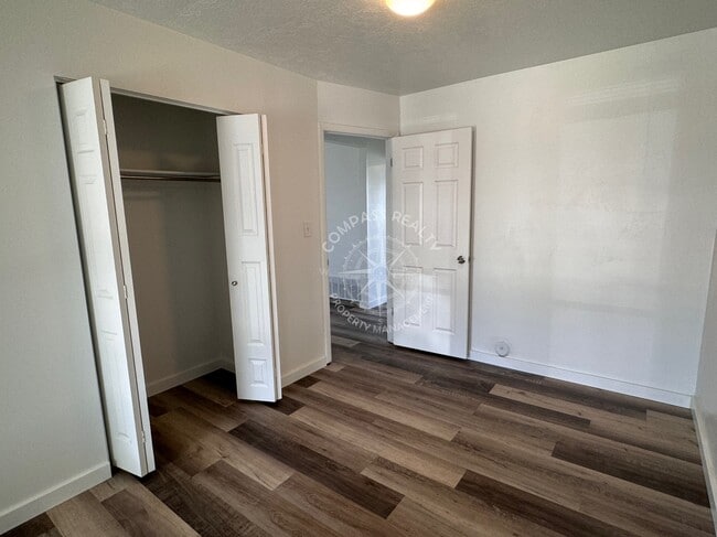 Photo - 256 S 400 W