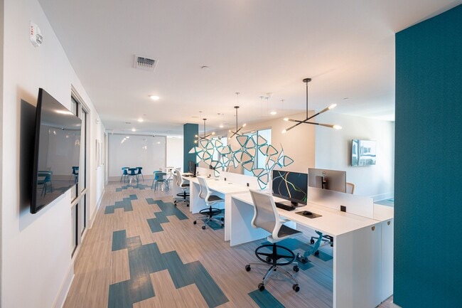 Salón cibernético - The Parian Luxury Apartments