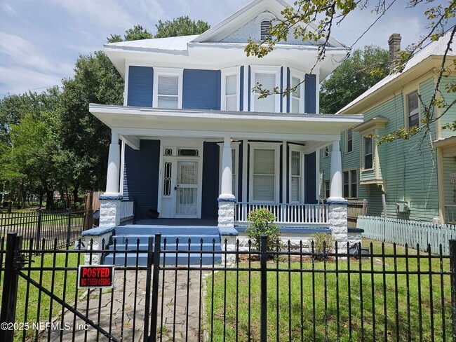 Building Photo - 307 E 9th St Rental