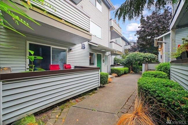 Photo - AVAILABLE AUGUST 1ST >> Beautiful Fully Remodeled 2BR/1BA Condo in Seattle! Unit B3