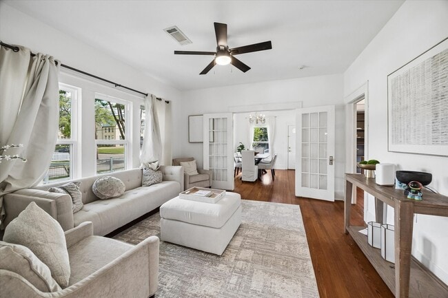 Photo - 623 Pecore St