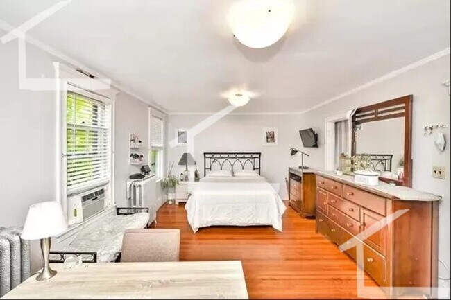 Photo - 105 Colbourne Crescent