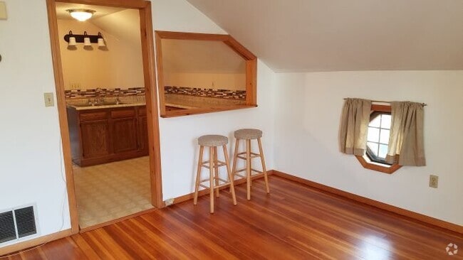 Building Photo - 6 Briggs St Unit 2 Rental