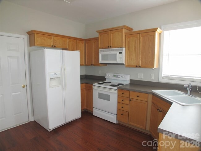 Photo - 2004 Magna Ln