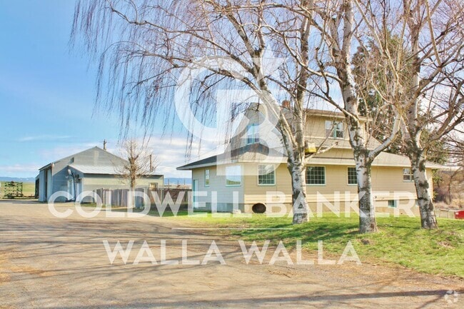 Building Photo - Farmhouse