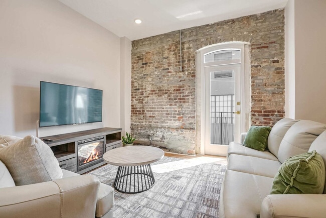 Building Photo - 1050 Annunciation St Rental