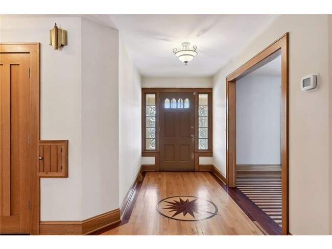 Photo - 5207 Doncaster Way