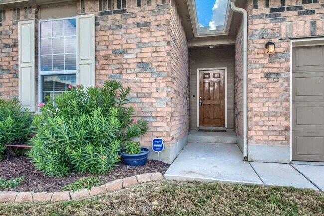 Photo - BEAUTIFUL HOME OFFERING 50% OFF 1ST MONTH'S RENT!!