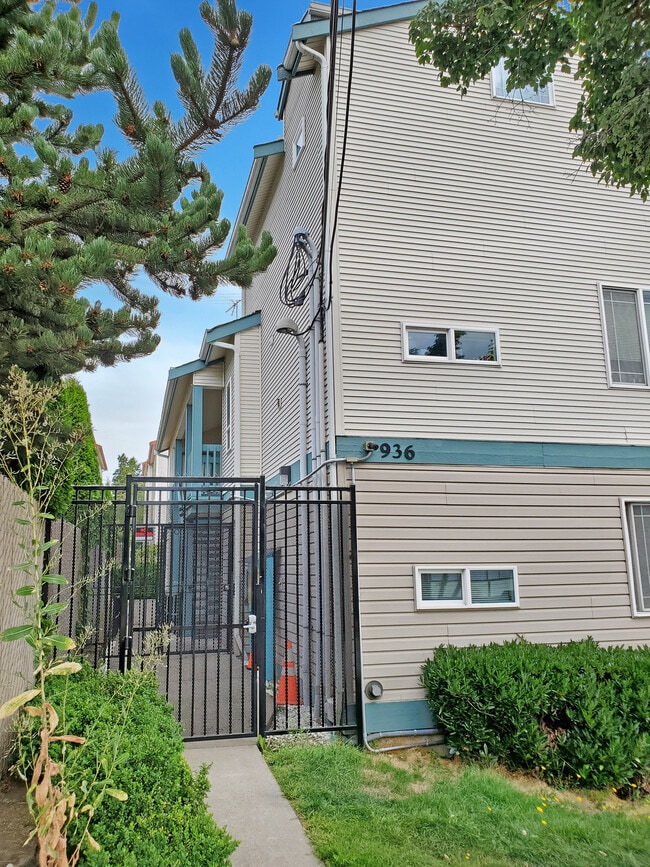 Building Entrance - 936 N 85th St