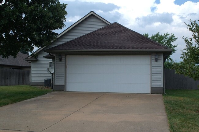 Photo - Large 2 Bed 2 Bath House With Lawncare Provided!