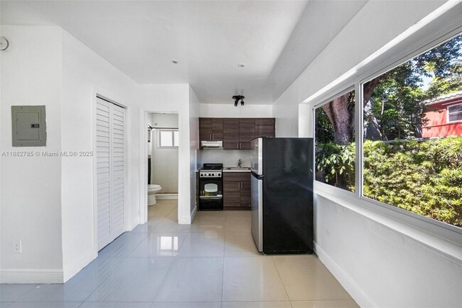 Photo - 551 NE 61st St Unidad 5