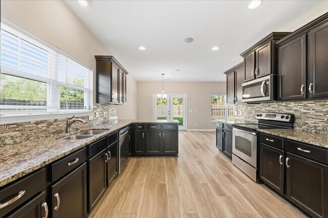 Photo - Spacious 5-Bedroom Home in the Live Oak Co...