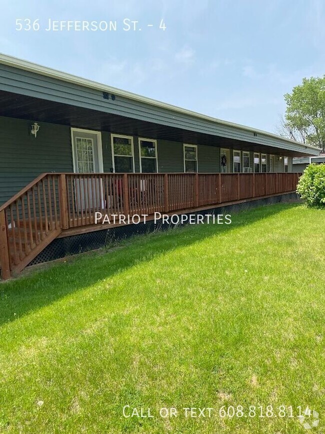 Building Photo - 2 bedroom/ 1 bath apartment in Mauston, WI Unit 4