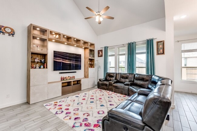 Photo - 833 Whitetail Dr