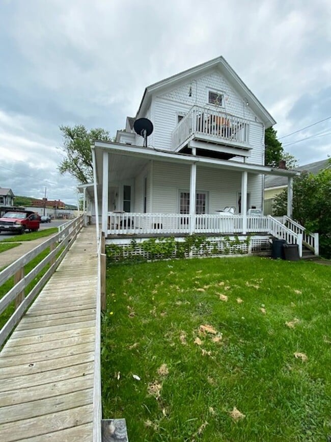 Building Photo - 56 Amm St Unit Lower Apartment