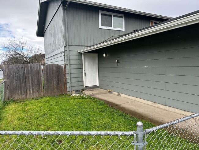 Updated 2 bedroom, 1 bath with garage! - Updated 2 bedroom, 1 bath with garage! House