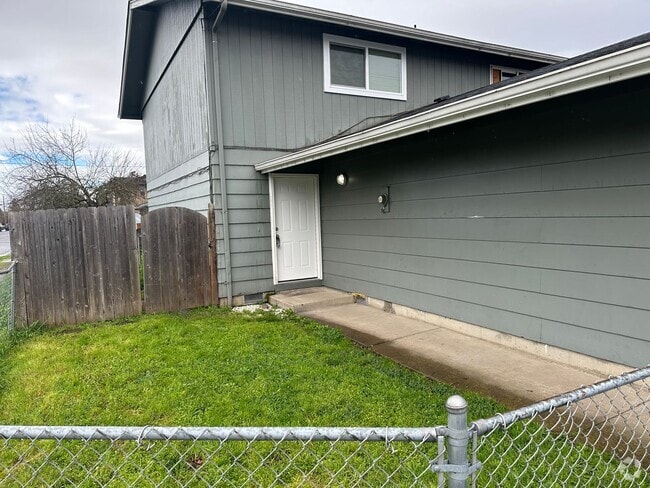 Building Photo - Updated 2 bedroom, 1 bath with garage! Rental