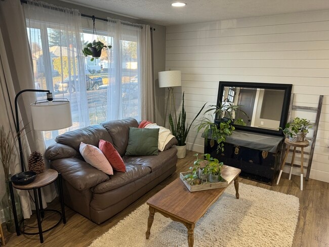 2611 W Broad Ave Unit Room 1