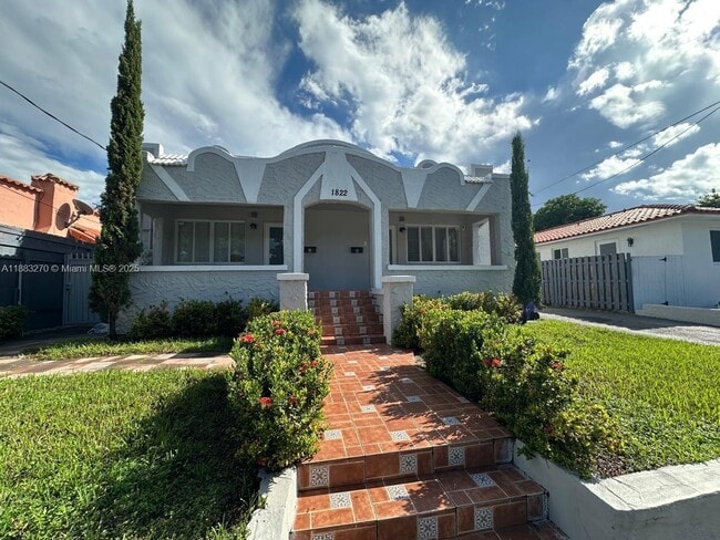 Building Photo - 1822 NW 4th St Unit B Rental