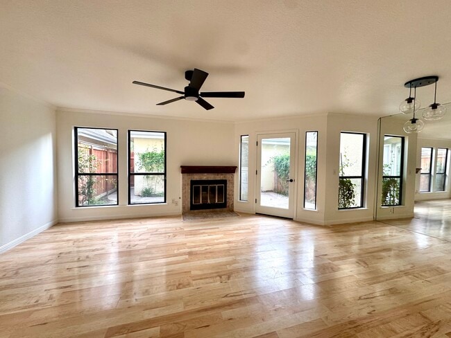 Sala de estar y comedor - 983 E Foxhill Dr