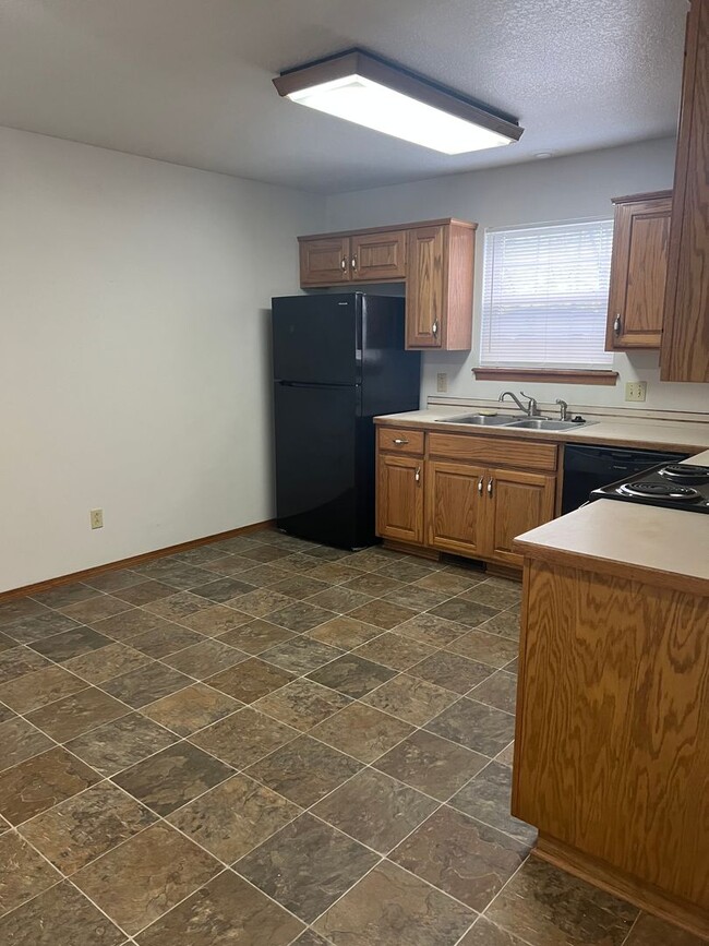 Photo - 3 Bedroom 2 bath Spacious Home in a quiet neighborhood!