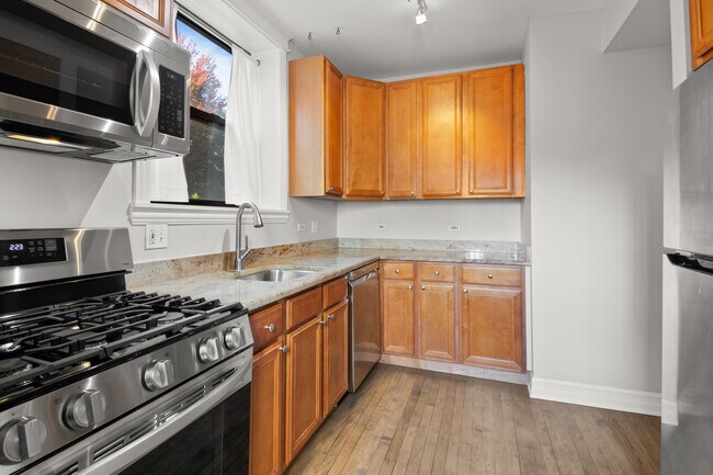 2211 W Winona St Unit 1