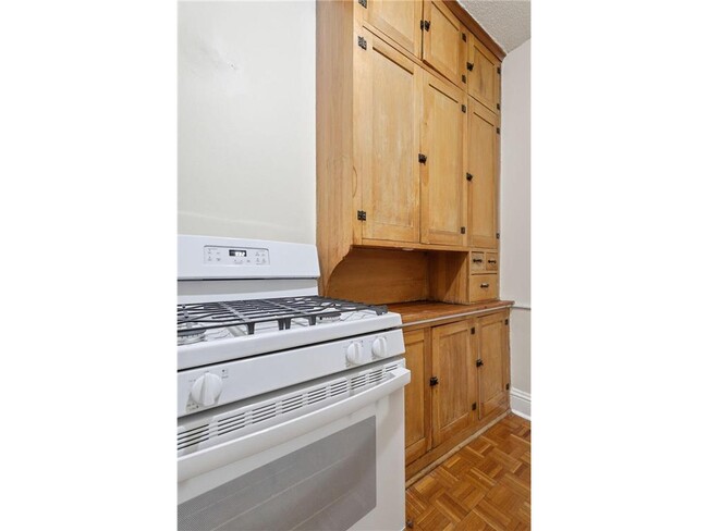 Building Photo - 220 E 19th St Unit 307