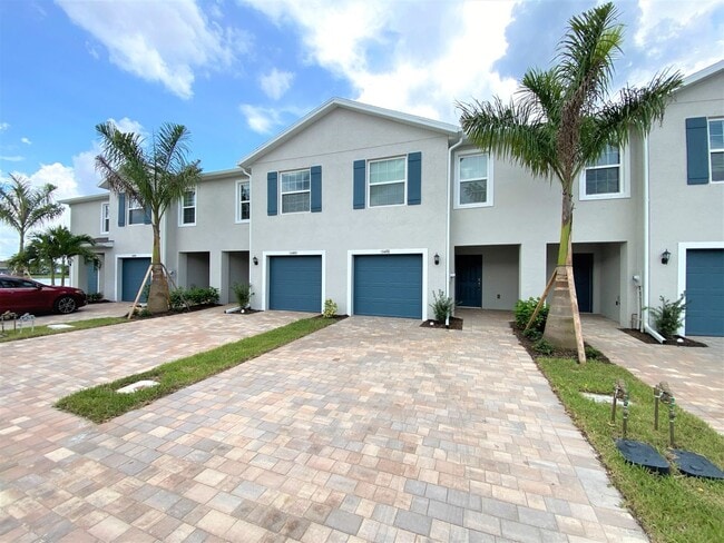 Building Photo - ** MEADOWOOD ** 3 BED / 2.5 BATH - TOWNHOME - GARAGE - NORTH NAPLES - ANNUAL RENTAL