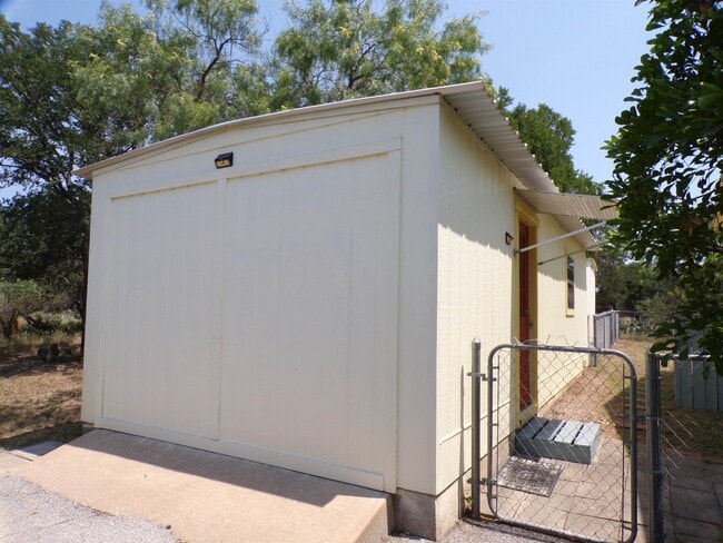 Photo - 121 E Maple Dr House