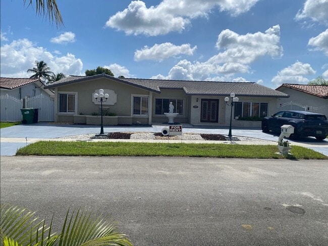 Building Photo - 1907 SW 131st Pl Ct Rental