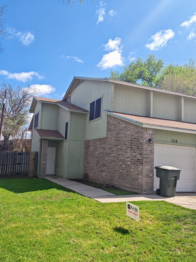 Building Photo - 1114 Royal Crest Dr Rental