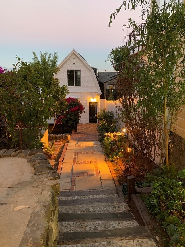 Building Photo - Dolores Heights: Sun-filled 1 Bedroom Home...