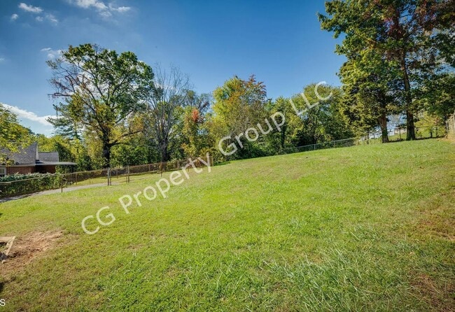 Fenced-in Back Yard - 475 Virgil Ave