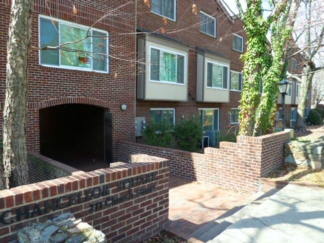 Building Photo - Renovated 3br in Chancellor Square, 2 blocks to Franklin St., walk to campus!