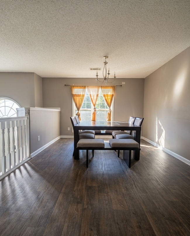 Photo - 1885 Roxey Ln