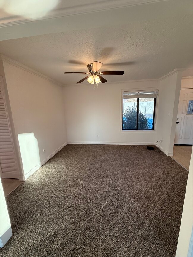 Photo - 643 Woodridge Dr