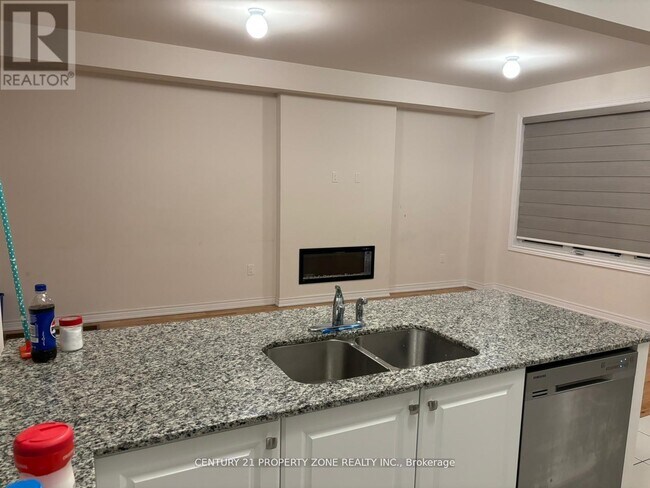 Photo - 1272 Amherst Gate