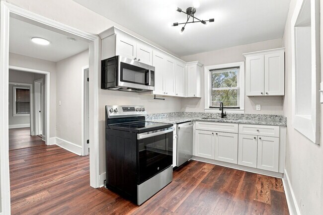 Photo - 1124 Clark St