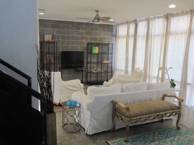 Photo - 1103 W 22nd 1/2 St