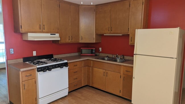 Photo - 3 Bed 2 bath home located near shopping, schools, and parks