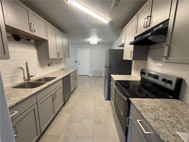 Photo - 2101 W Roselawn St