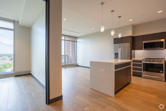 2 BR, 1 BA - 949SF