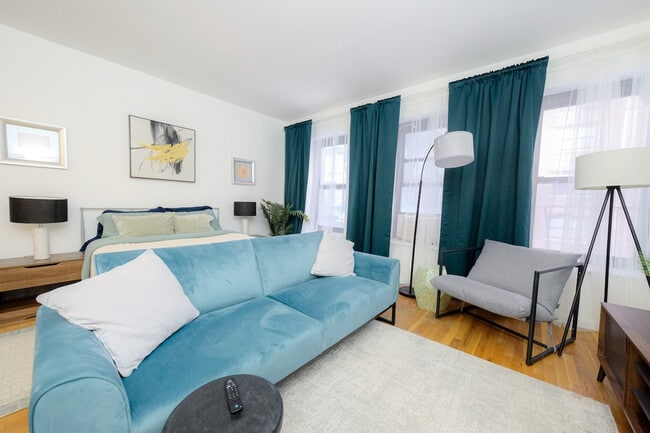 Building Photo - 305 E 95th St